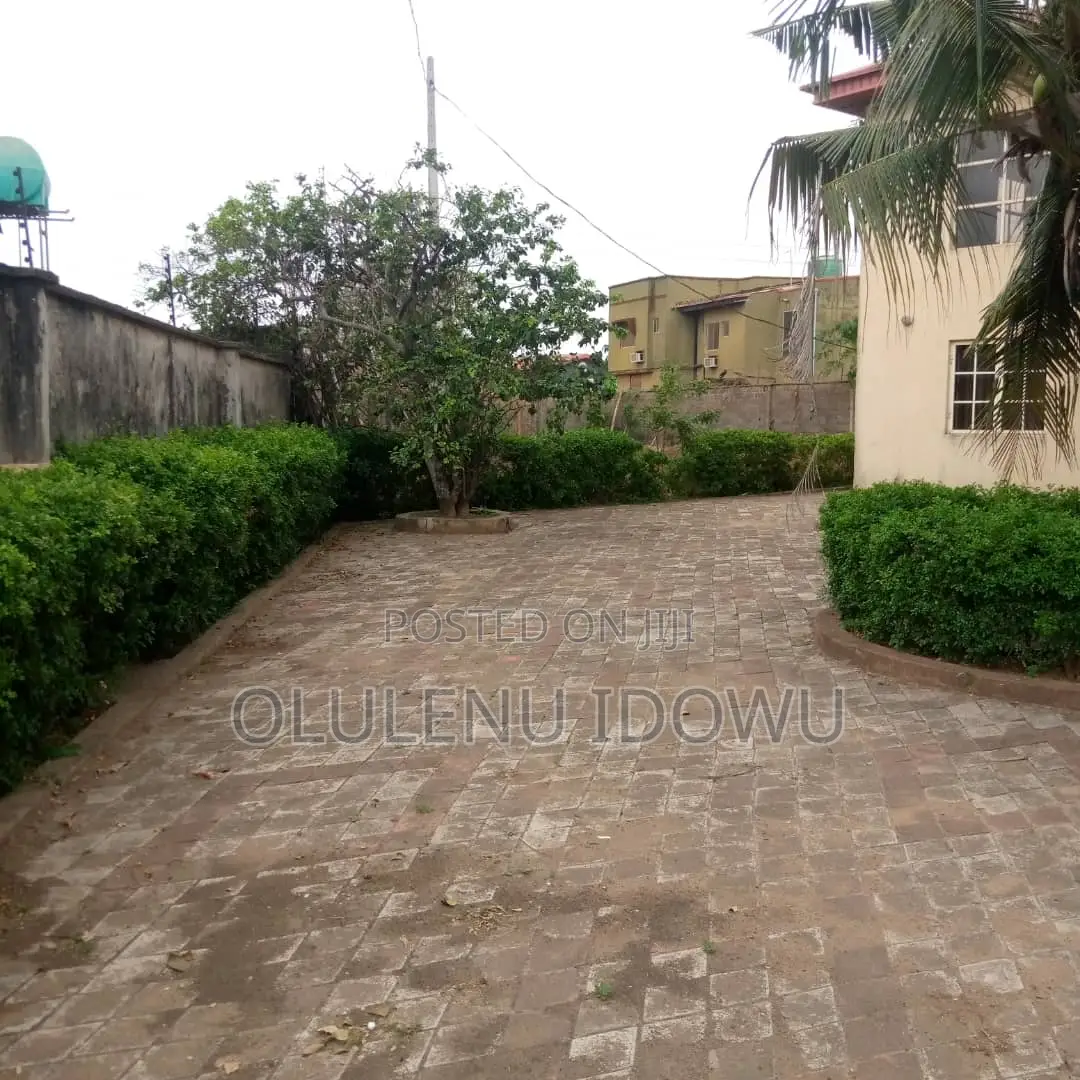 Furnished 5bdrm Duplex in Alimosho for sale in Alimosho