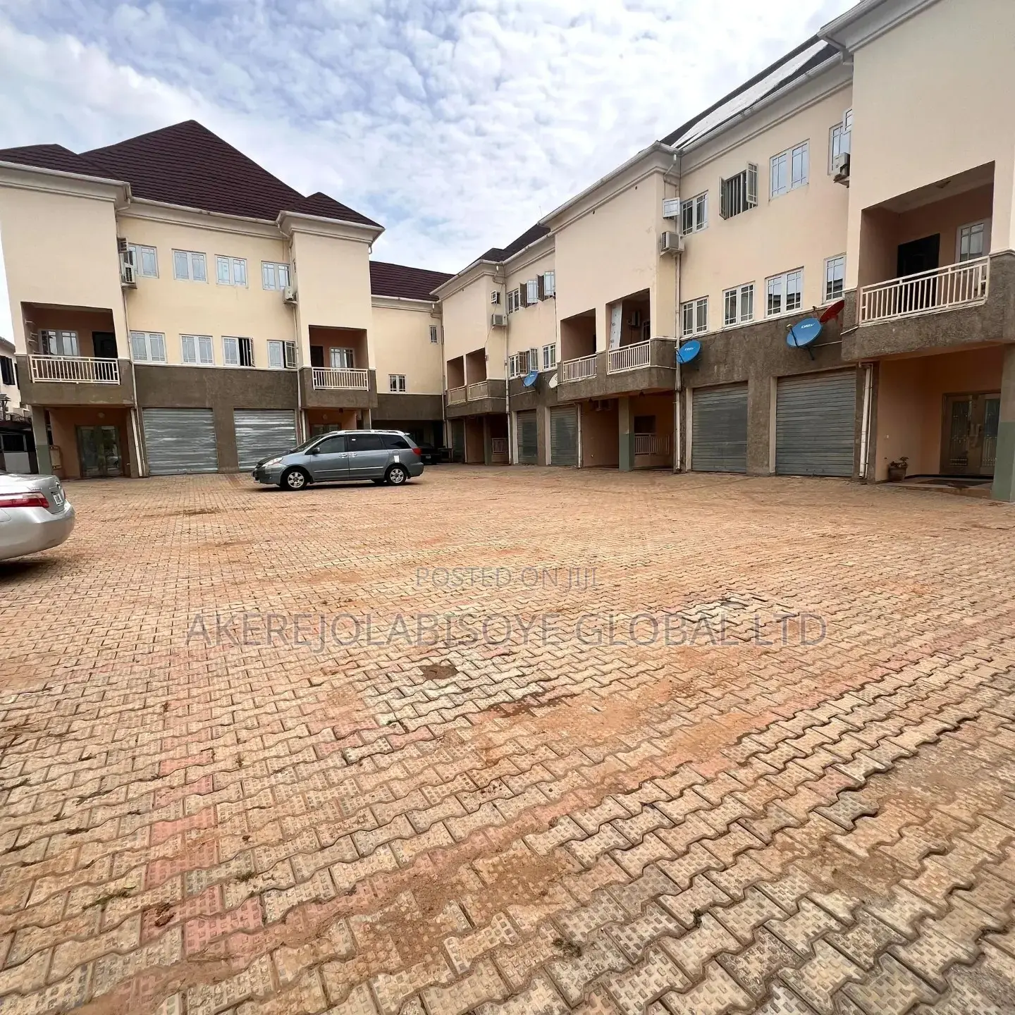 4bdrm Townhouse / Terrace in Close To Stella for rent in Life Camp