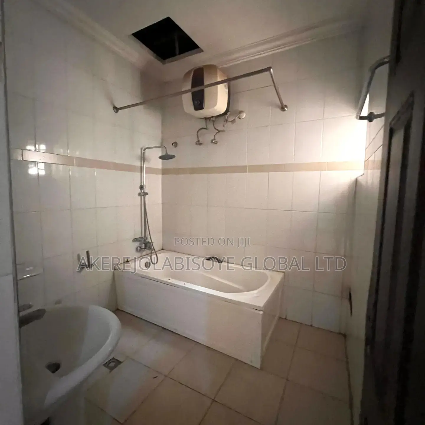 4bdrm Townhouse / Terrace in Close To Stella for rent in Life Camp