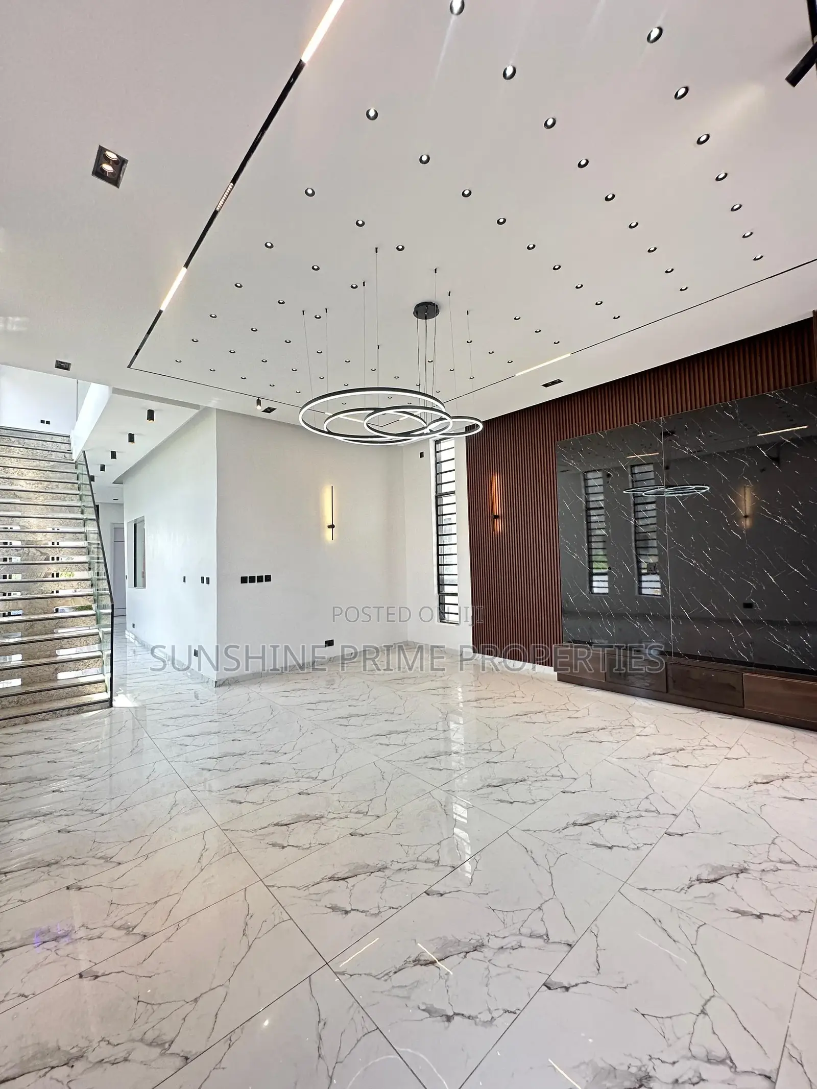 5bdrm Duplex in Chevron for sale in Chevron