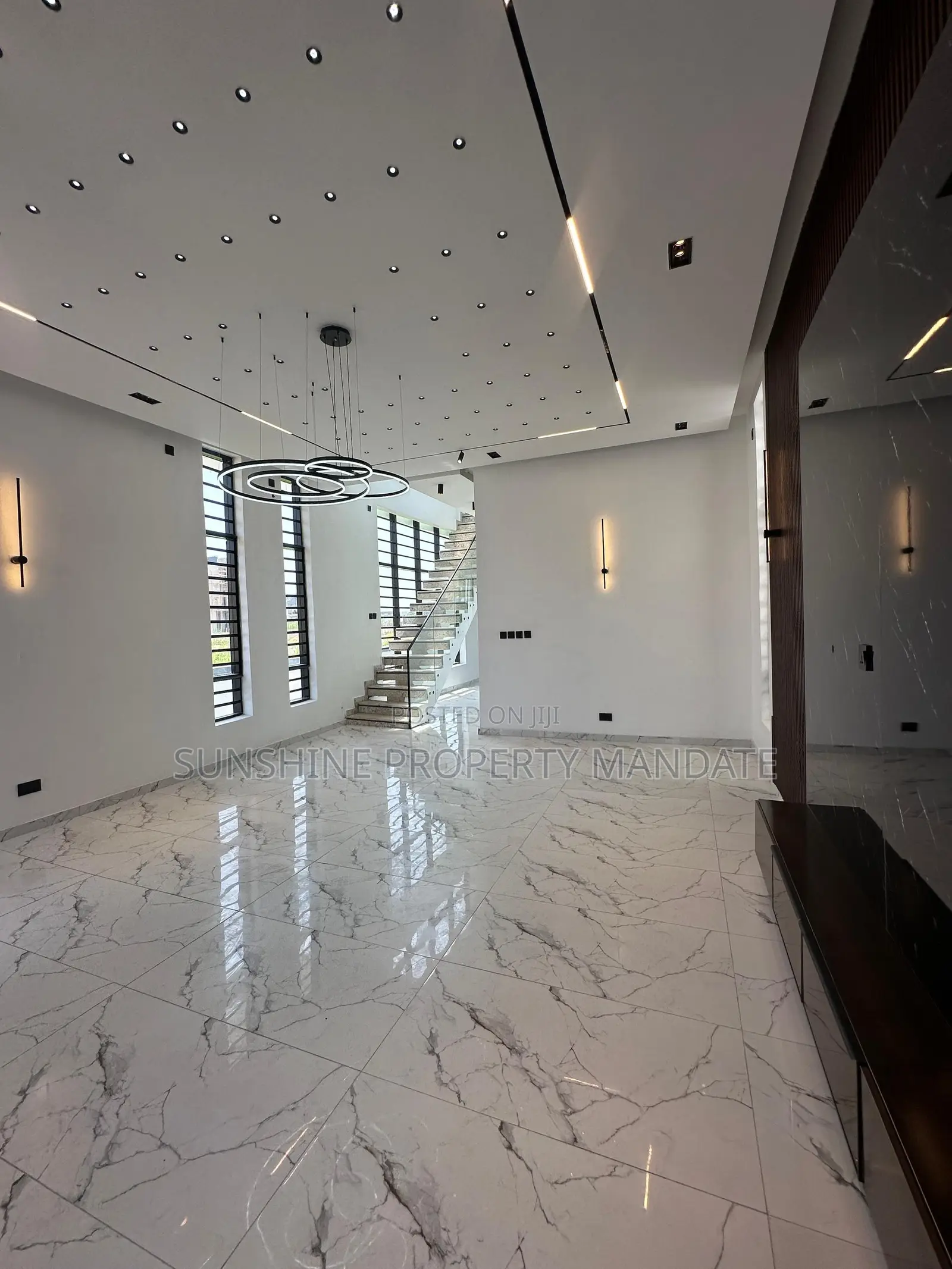 5bdrm Duplex in Chevron for sale in Chevron