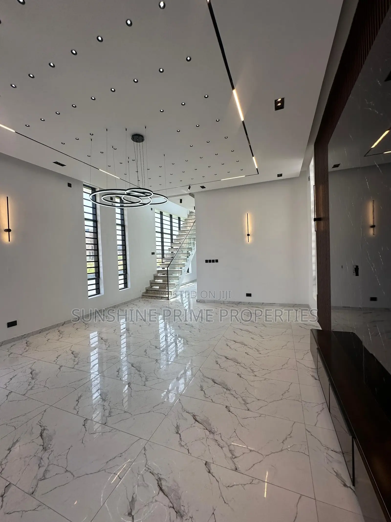 5bdrm Duplex in Chevron for sale in Chevron