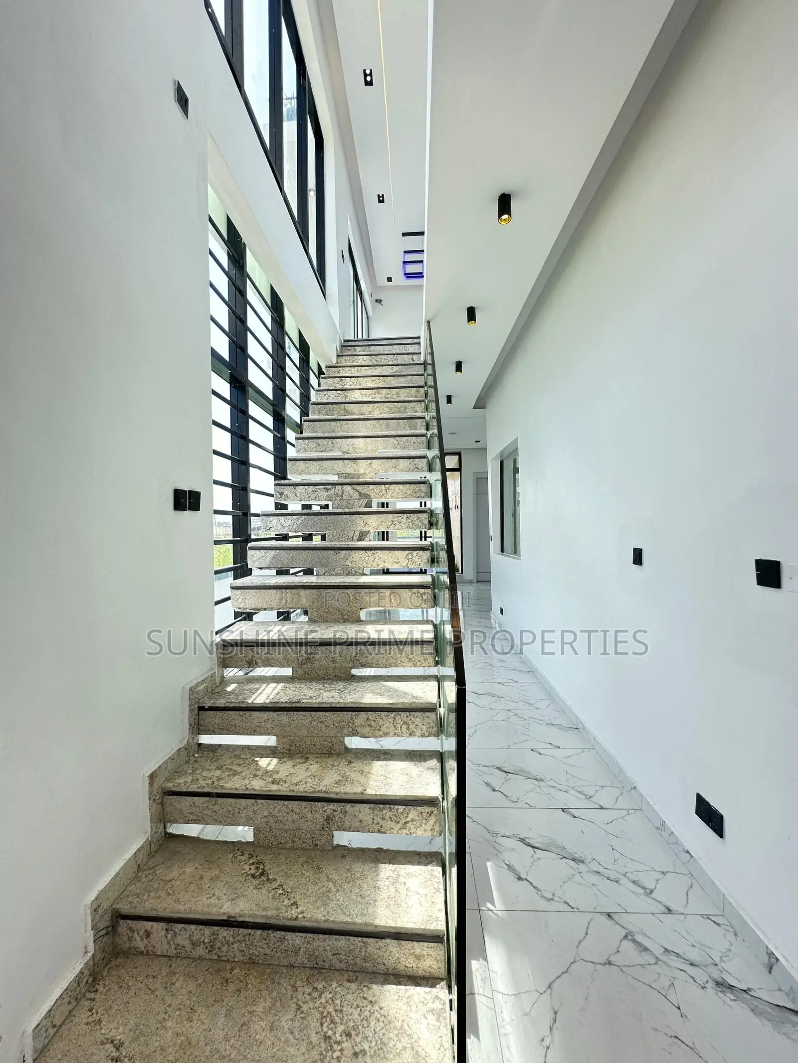 5bdrm Duplex in Chevron for sale in Chevron