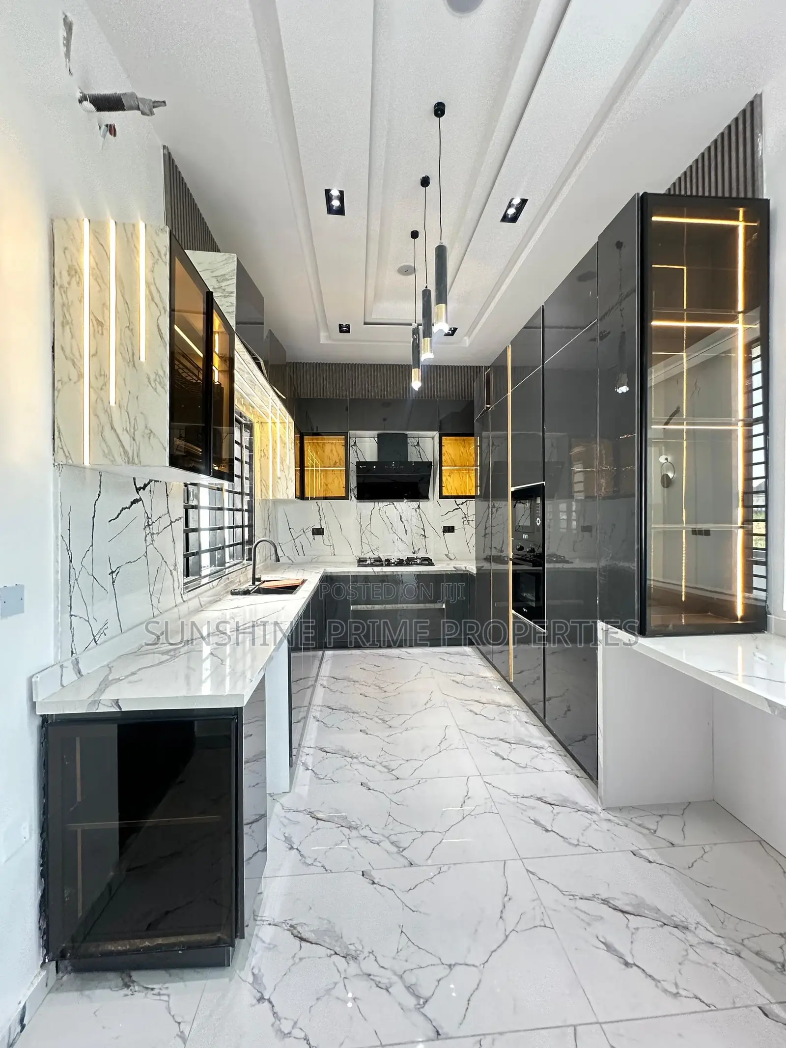 5bdrm Duplex in Chevron for sale in Chevron