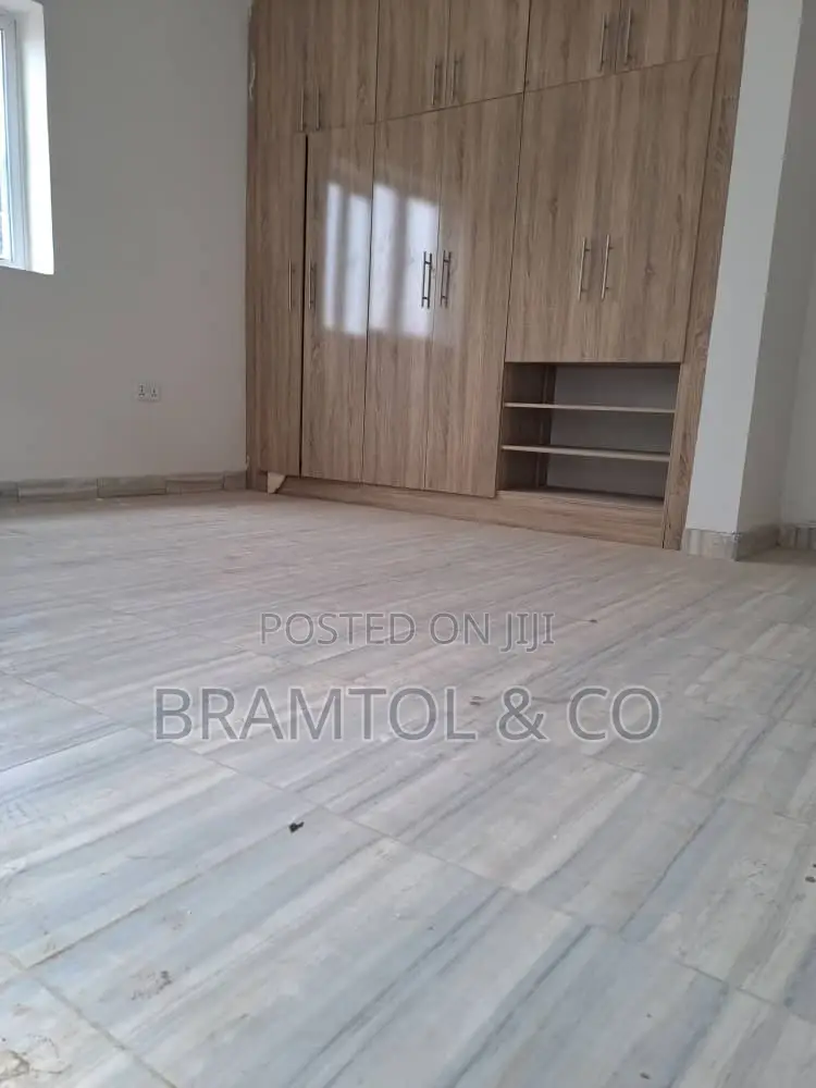 3bdrm Block of Flats in With Bq, Wuye for rent in Wuye