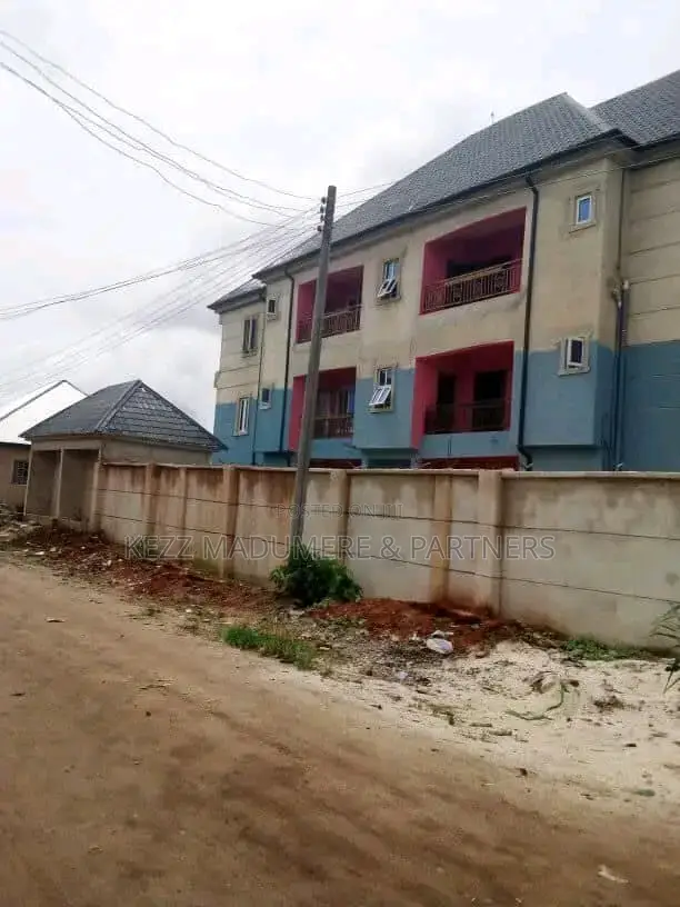 6bdrm Block of Flats in Ihiagwa , Owerri for sale in Owerri