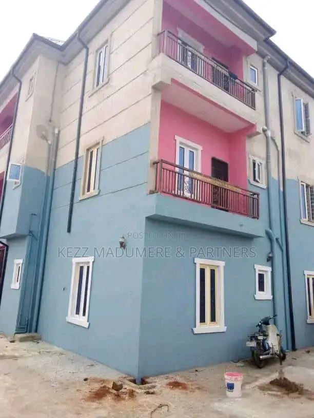 6bdrm Block of Flats in Ihiagwa , Owerri for sale in Owerri