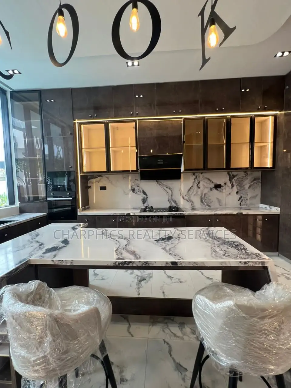 5bdrm Duplex in Chevron for sale in Chevron