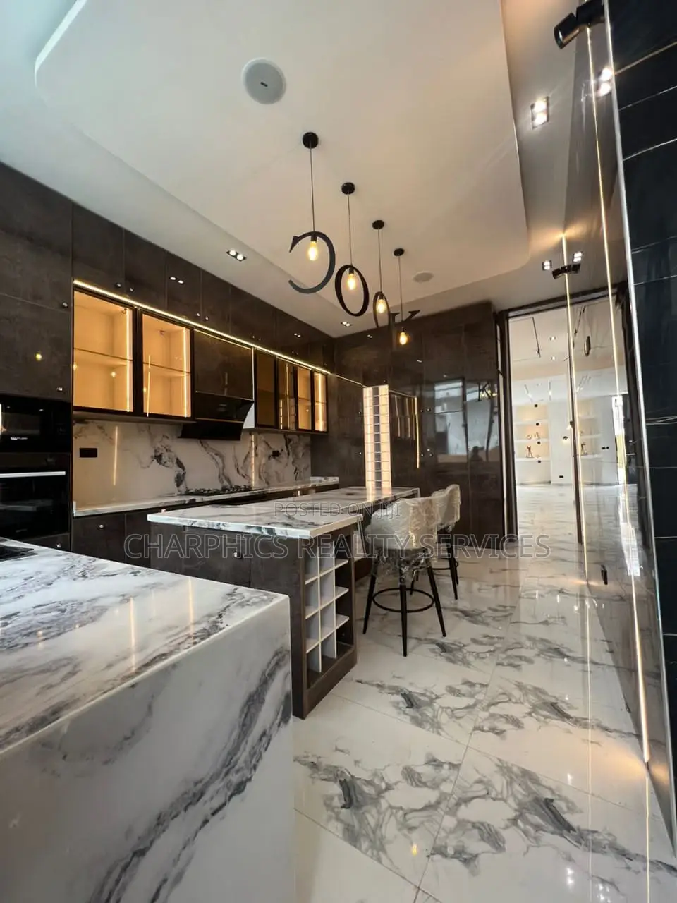 5bdrm Duplex in Chevron for sale in Chevron