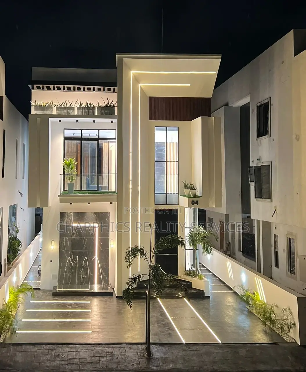 5bdrm Duplex in Chevron for sale in Chevron