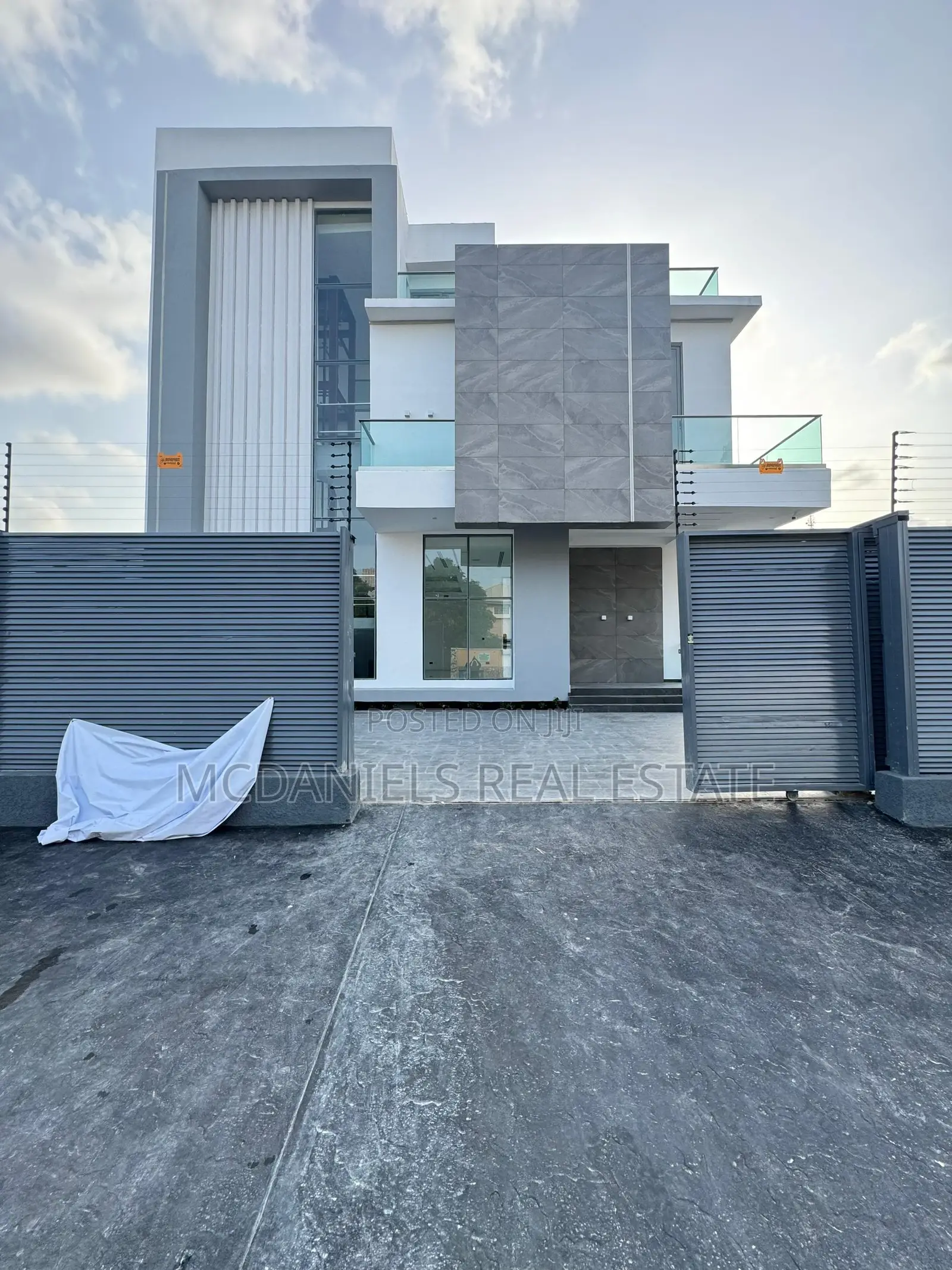 5bdrm Duplex in Lekki Phase 1 for sale in Lekki Phase 1