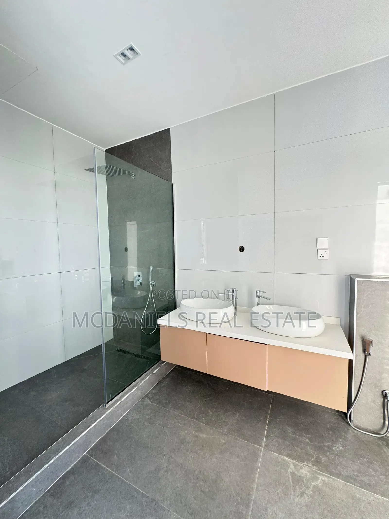 5bdrm Duplex in Lekki Phase 1 for sale in Lekki Phase 1