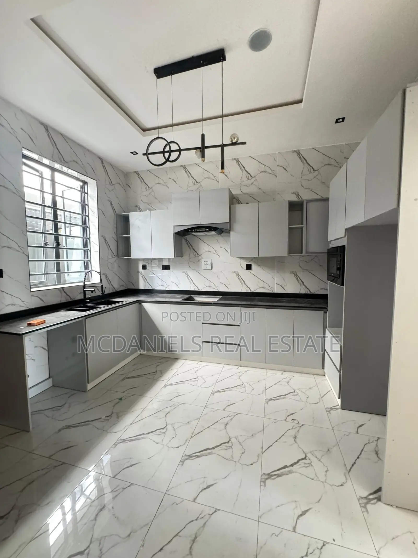 4bdrm Duplex in Chevron for sale in Chevron