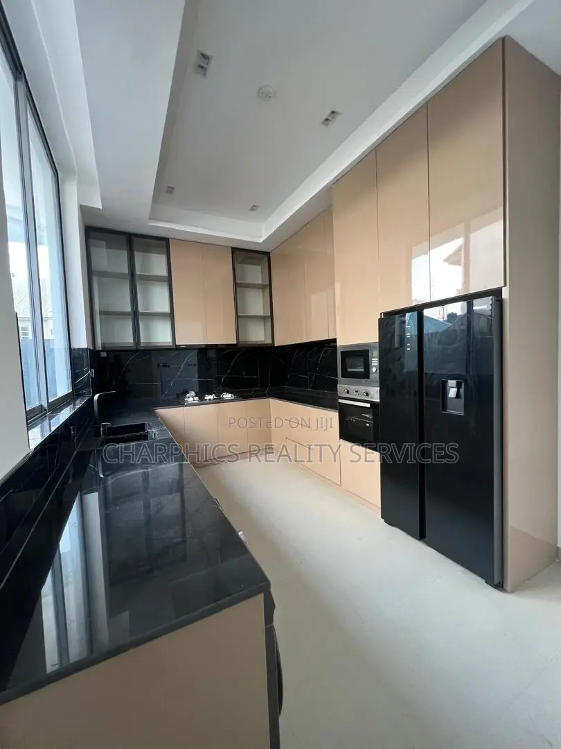 5bdrm Duplex in Lekki Phase 1 for sale in Lekki Phase 1