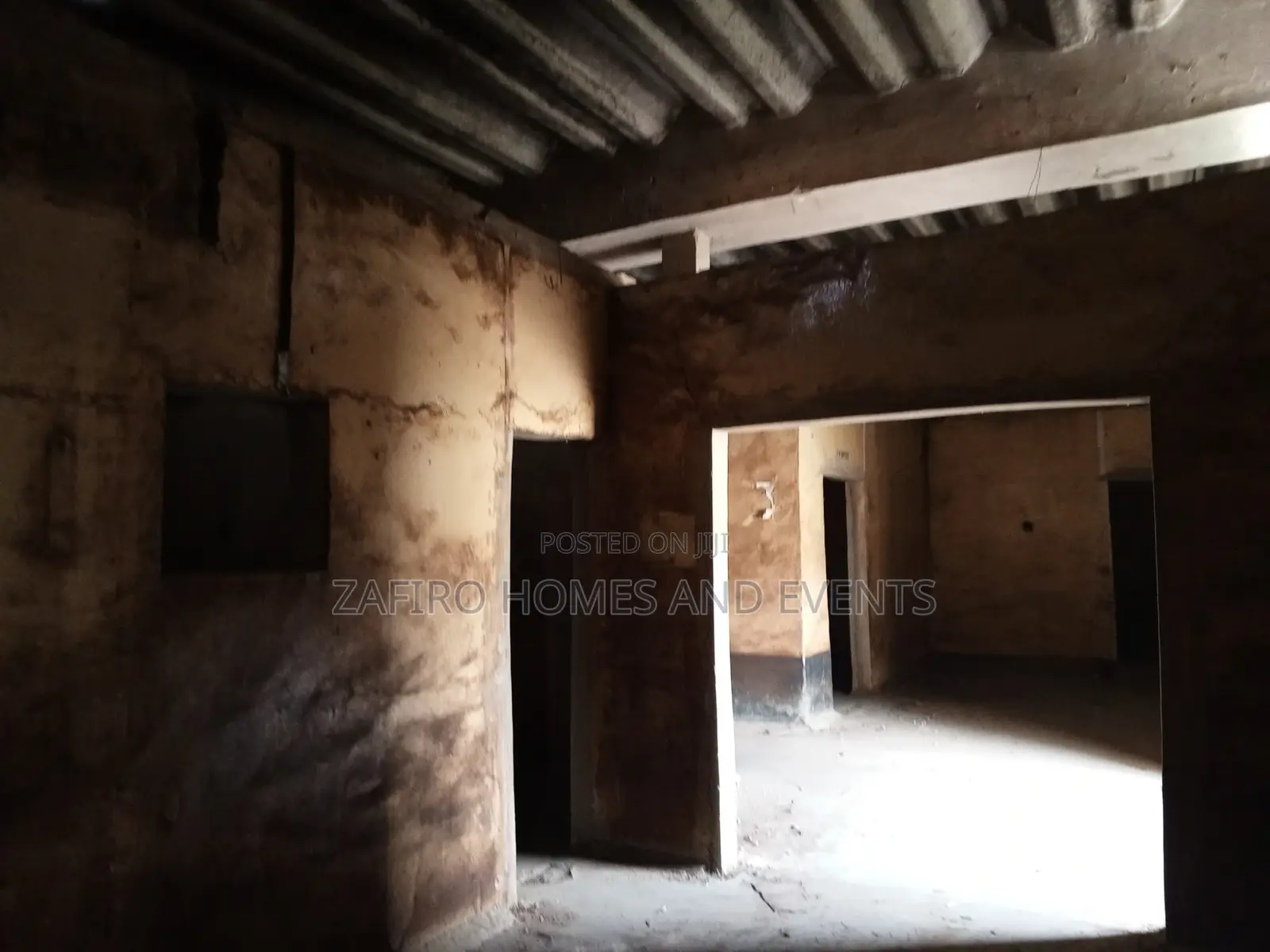 Strategic 1500m2 Warehouse on Old Lagos Road Near New Garage in CHallenge / Ibadan