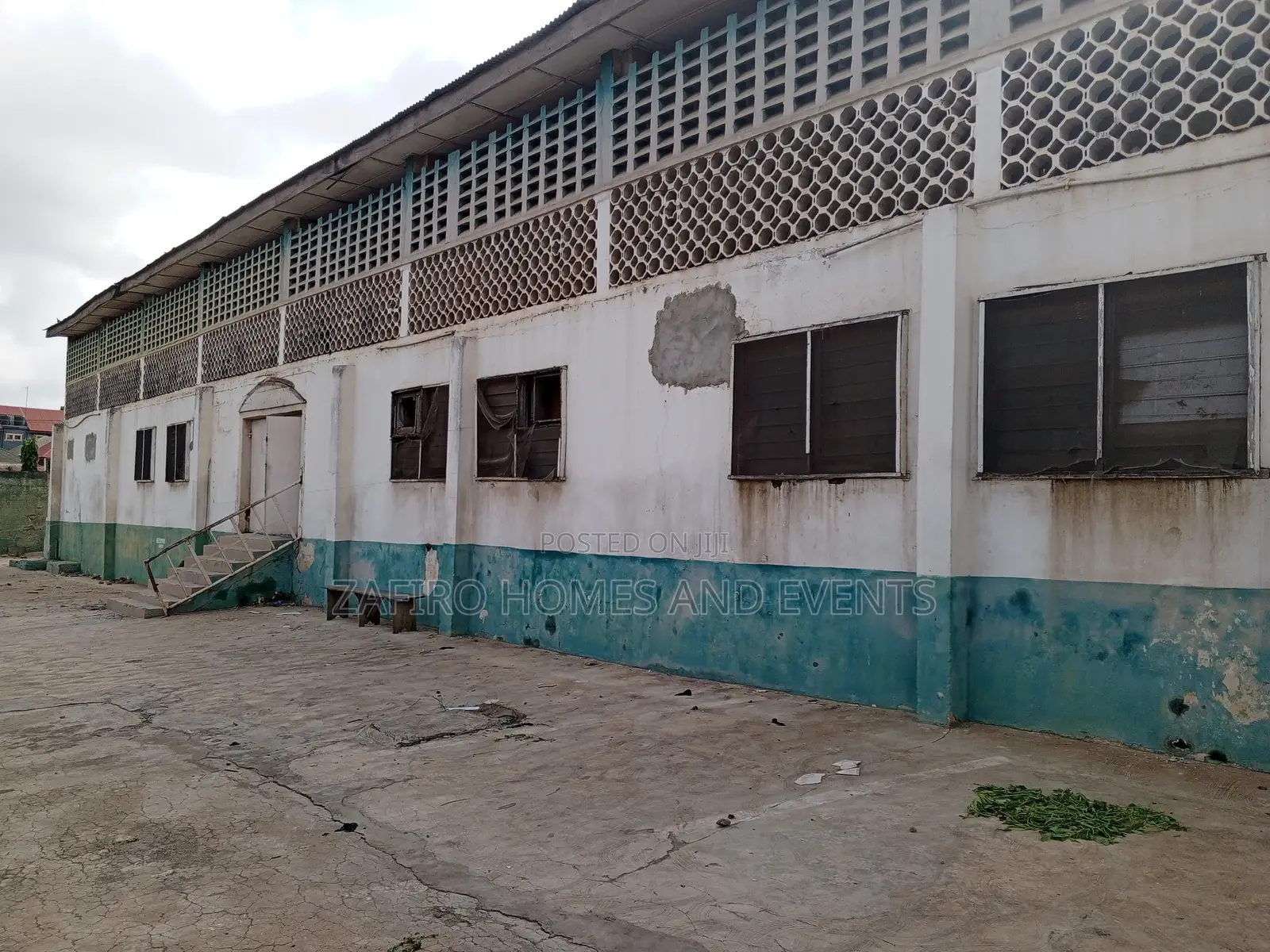 Strategic 1500m2 Warehouse on Old Lagos Road Near New Garage in CHallenge / Ibadan