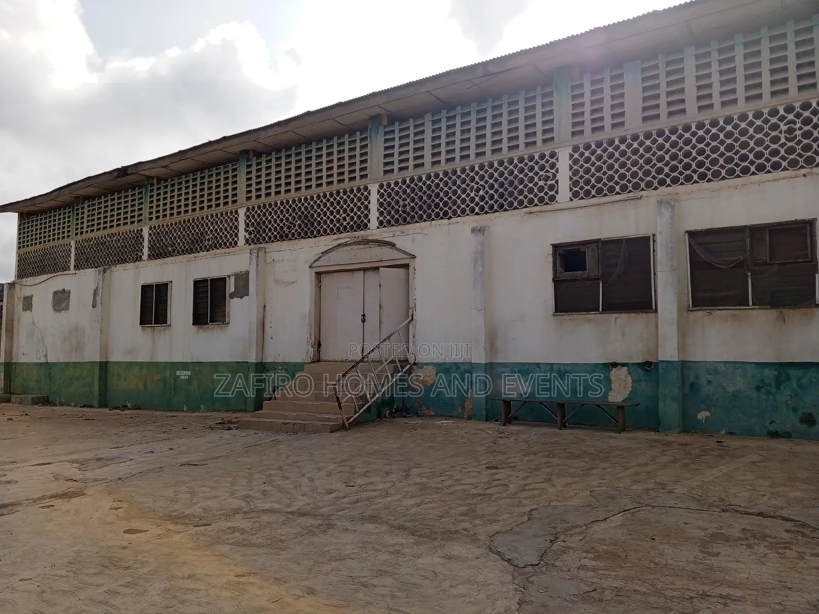 Strategic 1500m2 Warehouse on Old Lagos Road Near New Garage in CHallenge / Ibadan