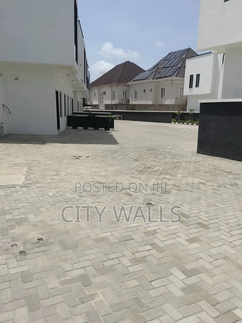 4bdrm Duplex in Chevron for rent in Chevron