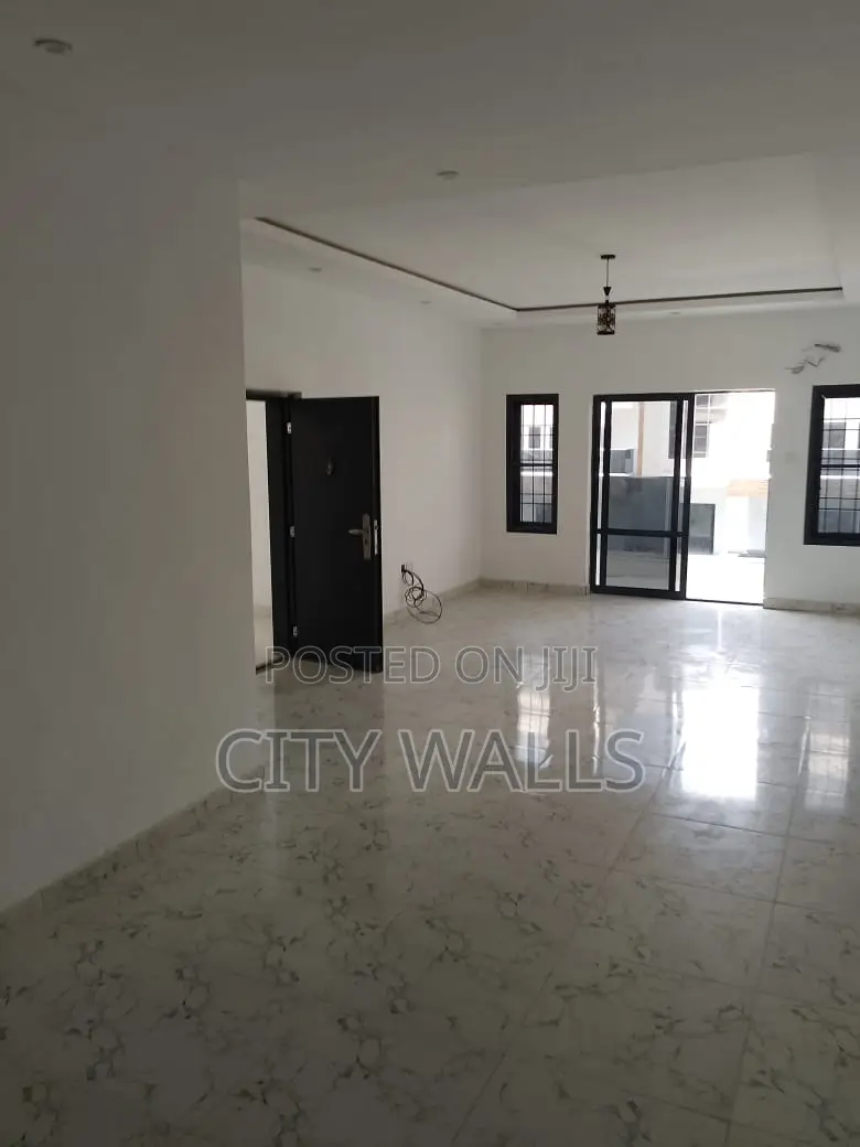3bdrm Block of Flats in Chevron for rent in Chevron