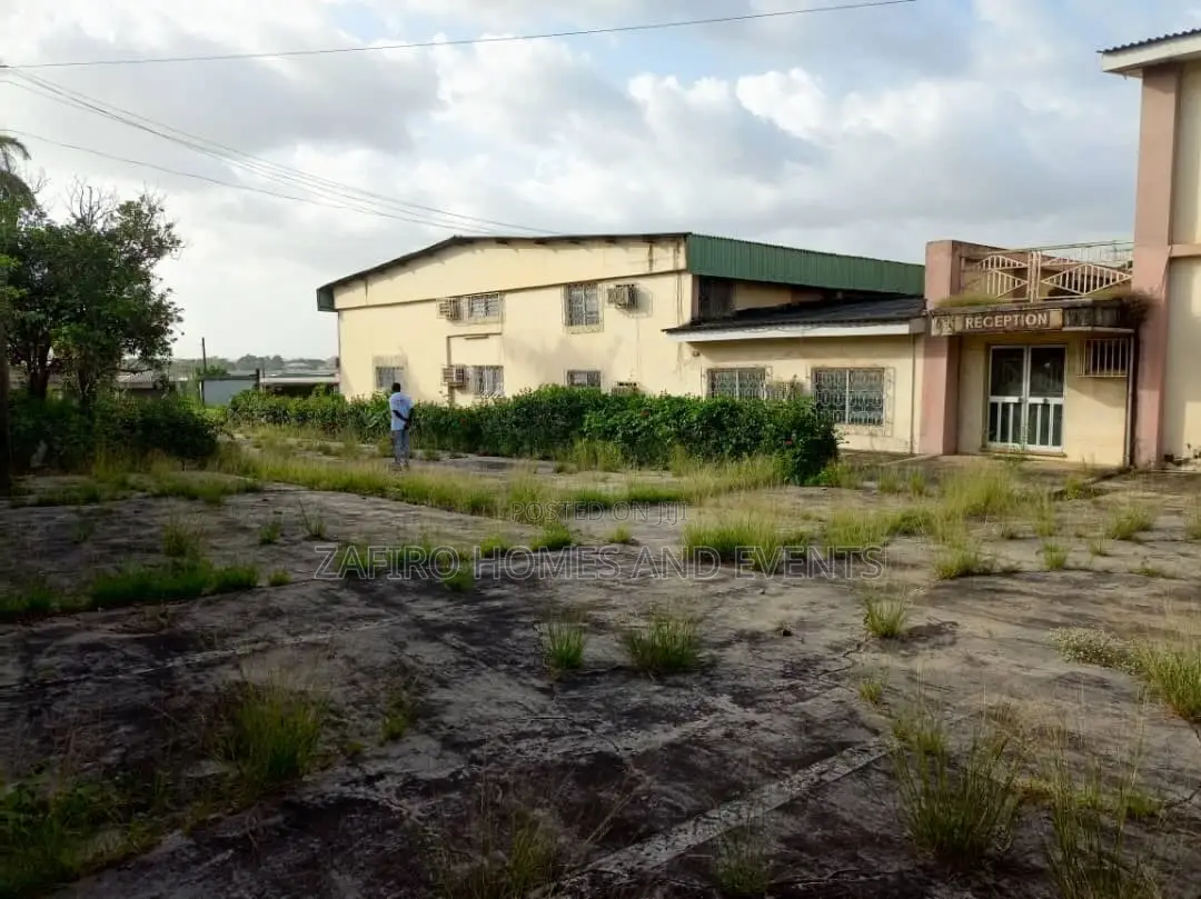 Strategic 1800m2 Warehouse at Toll Gate on Lagos-Ibadan Expr in CHallenge / Ibadan