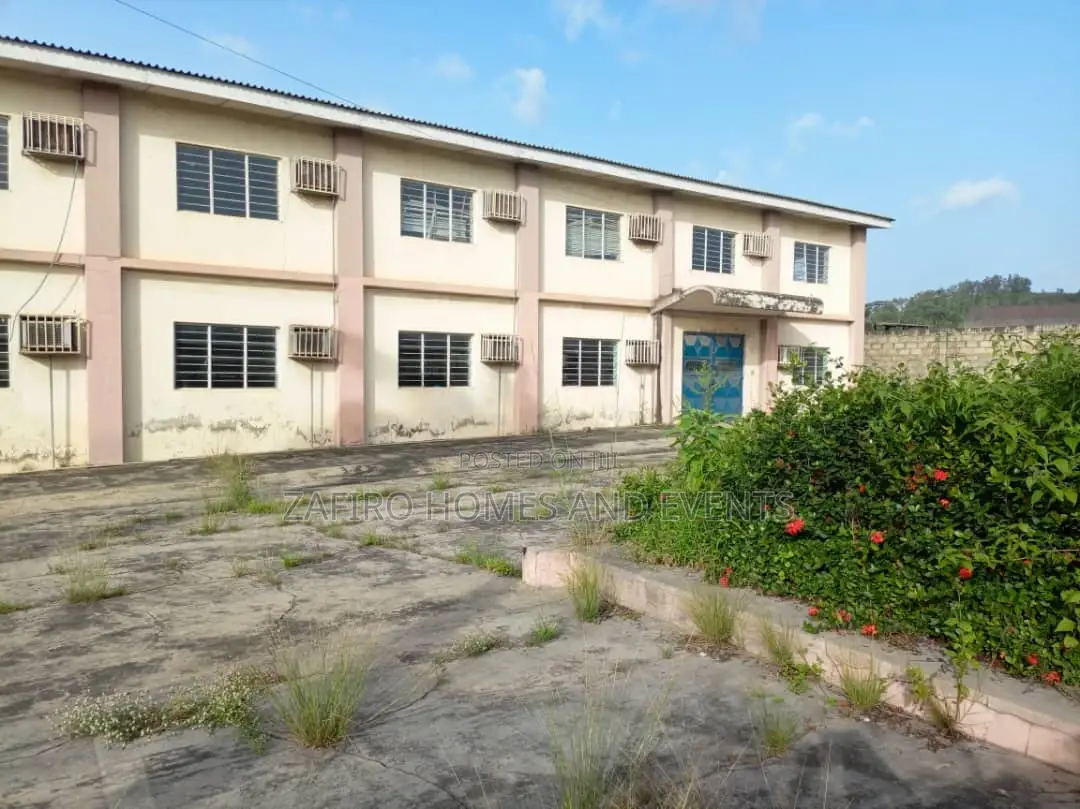 Strategic 1800m2 Warehouse at Toll Gate on Lagos-Ibadan Expr in CHallenge / Ibadan