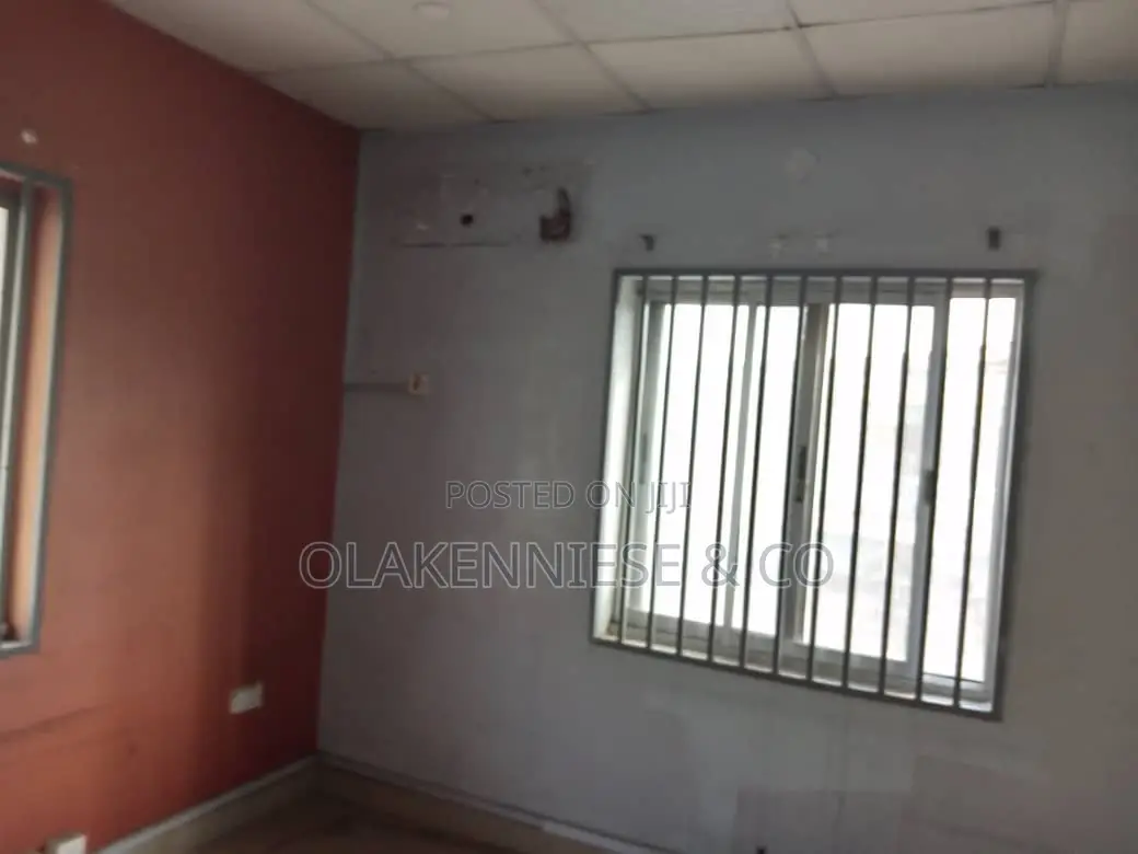 6bedroom Fully Detached on About 600sqm in Ogunlana