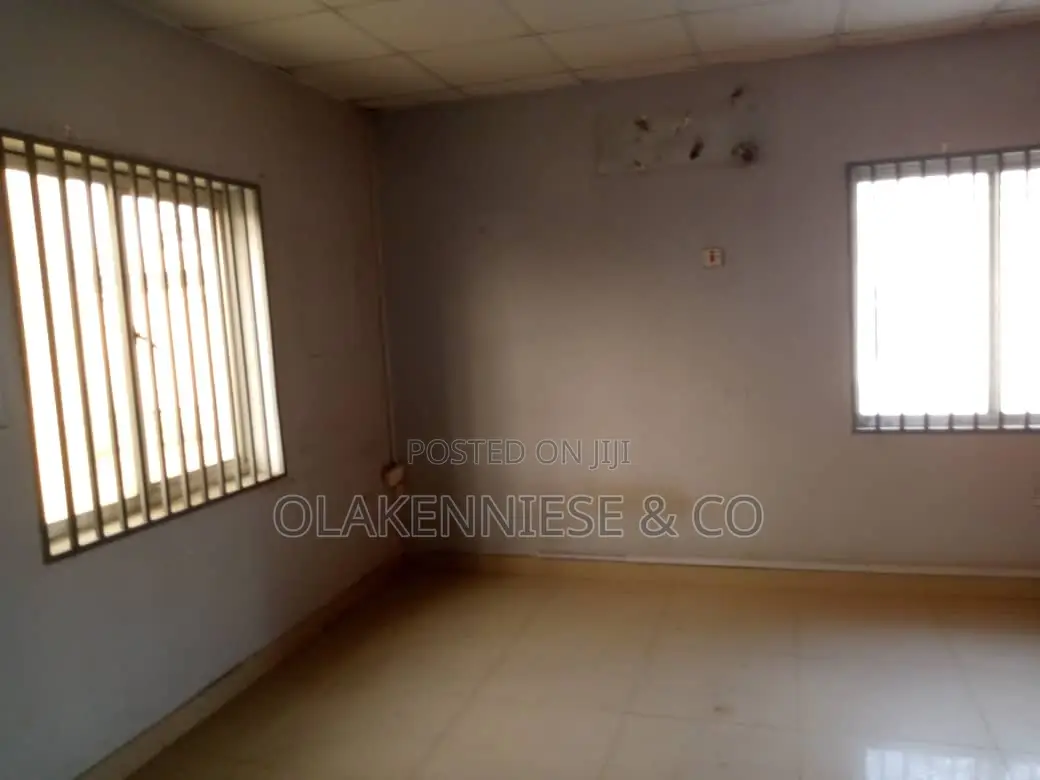 6bedroom Fully Detached on About 600sqm in Ogunlana