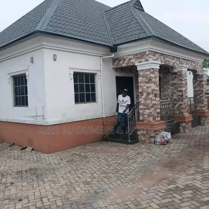 3bdrm Bungalow in Ogbaku , Owerri , for sale in Owerri