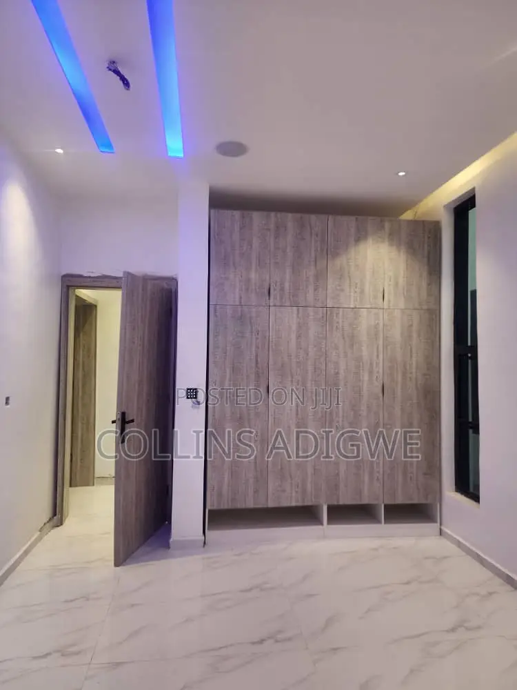 5bdrm Duplex in Chevron for sale in Chevron