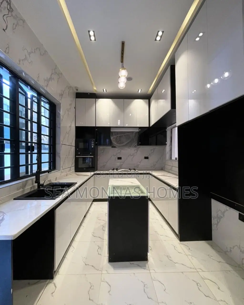 5bdrm Duplex in Chevron for sale in Chevron
