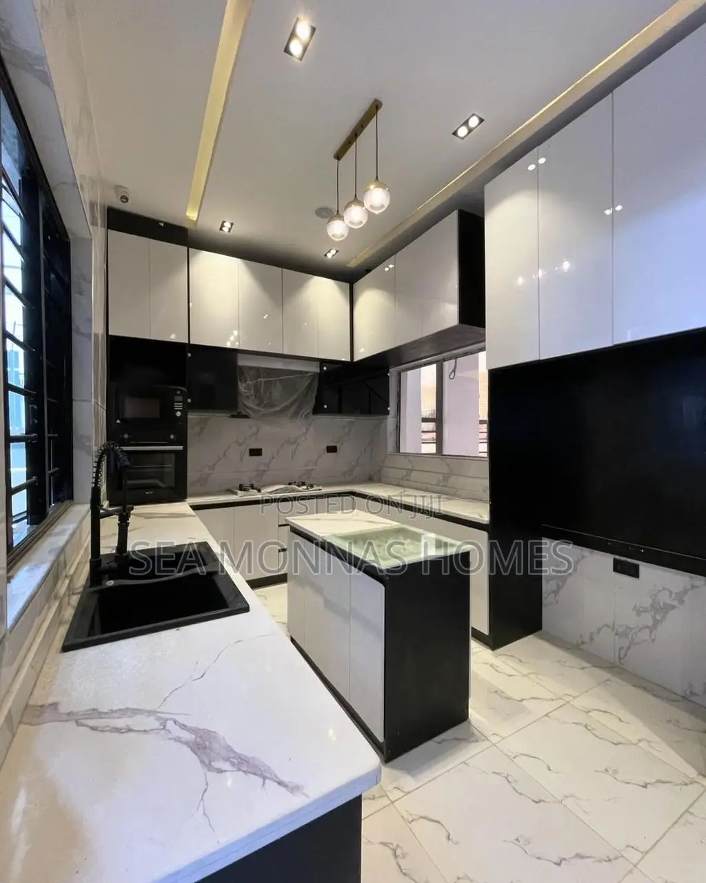 5bdrm Duplex in Chevron for sale in Chevron