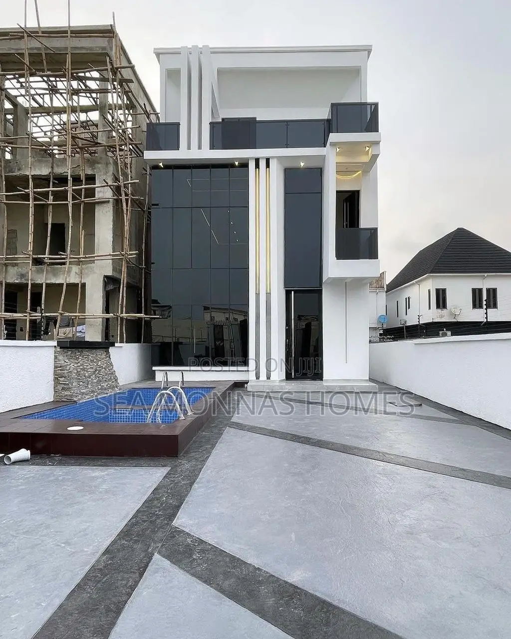 5bdrm Duplex in Chevron for sale in Chevron