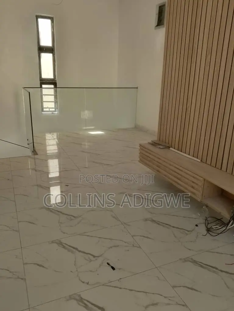 4bdrm Duplex in Orchid Road Chevron for sale in Chevron