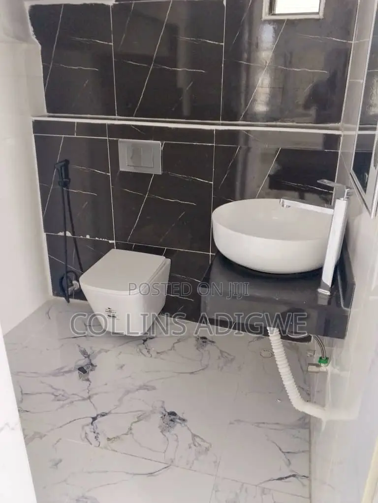 5bdrm Duplex in Orchid Road Chevron for sale in Chevron