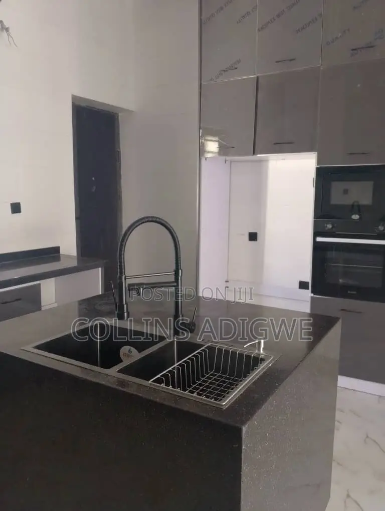 5bdrm Duplex in Orchid Road Chevron for sale in Chevron