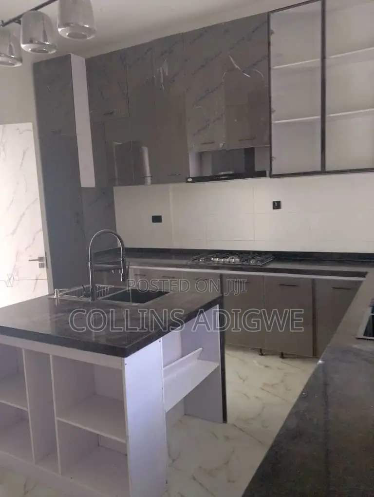 5bdrm Duplex in Orchid Road Chevron for sale in Chevron