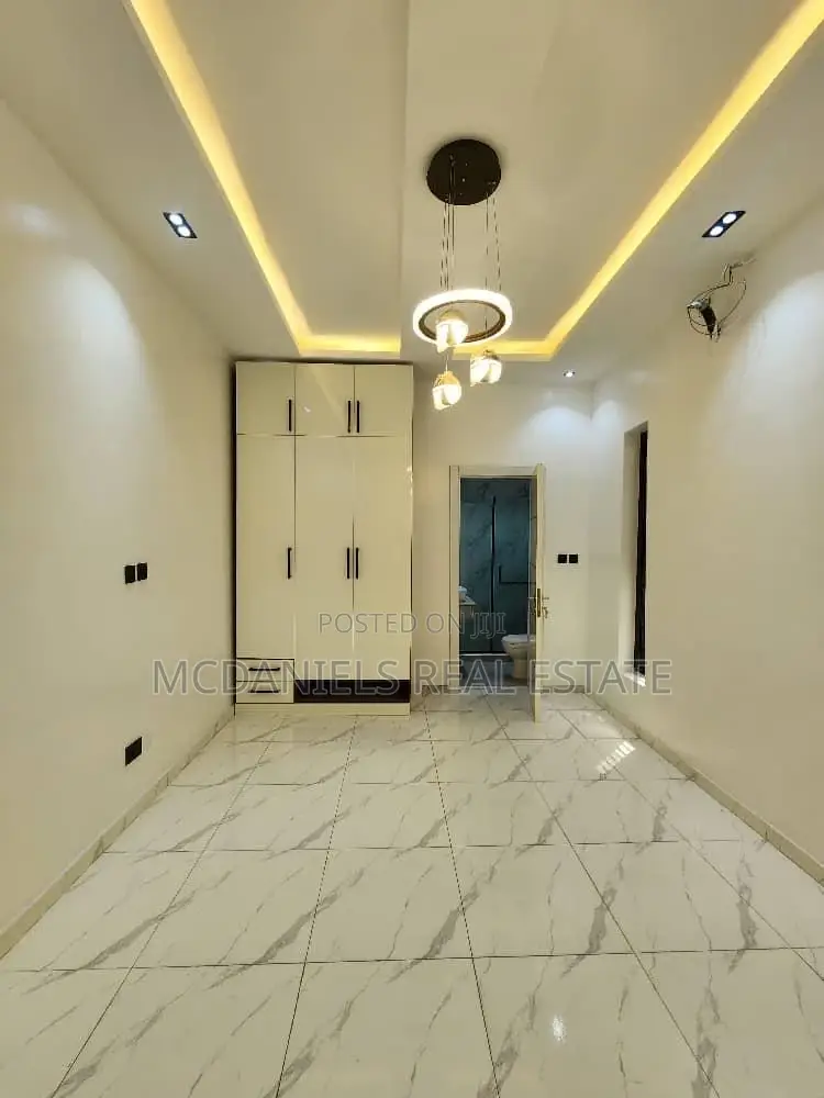 4bdrm Duplex in Chevron for sale in Chevron