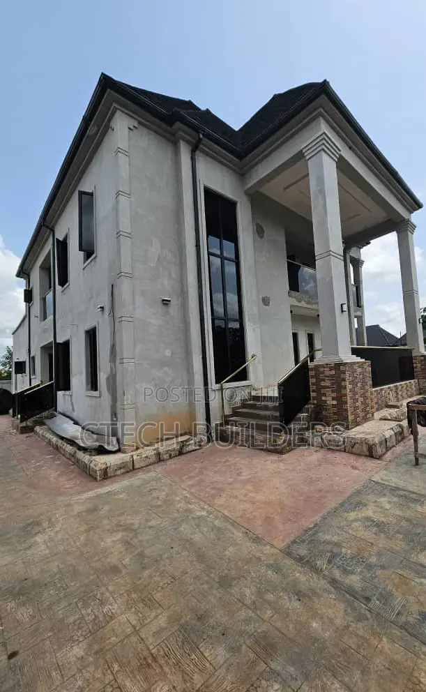 5bdrm Duplex in Benin City for sale in Benin City