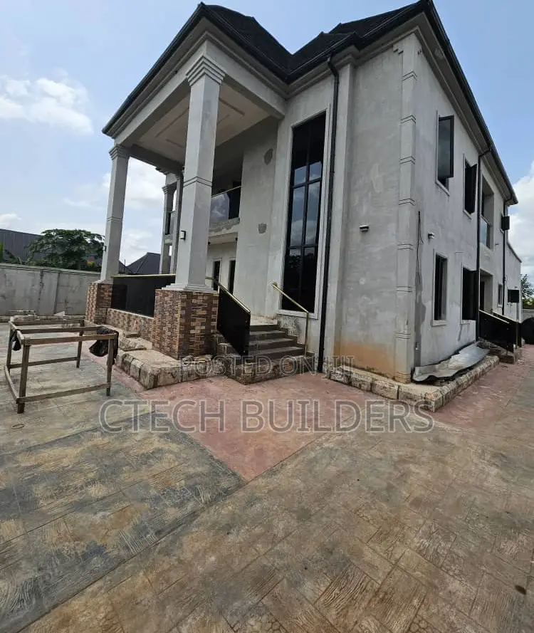 5bdrm Duplex in Benin City for sale in Benin City