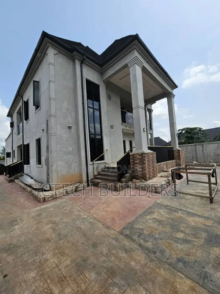 5bdrm Duplex in Benin City for sale in Benin City