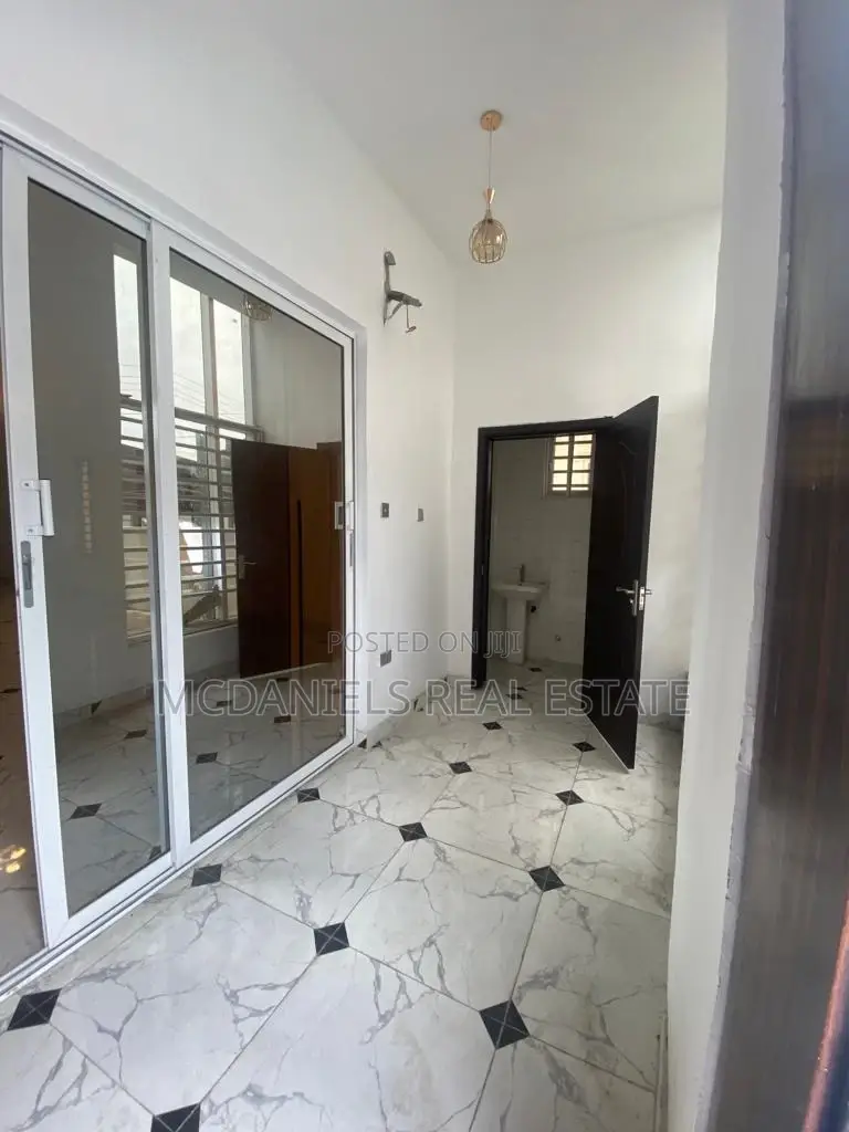 4bdrm Duplex in Chevron for sale in Chevron
