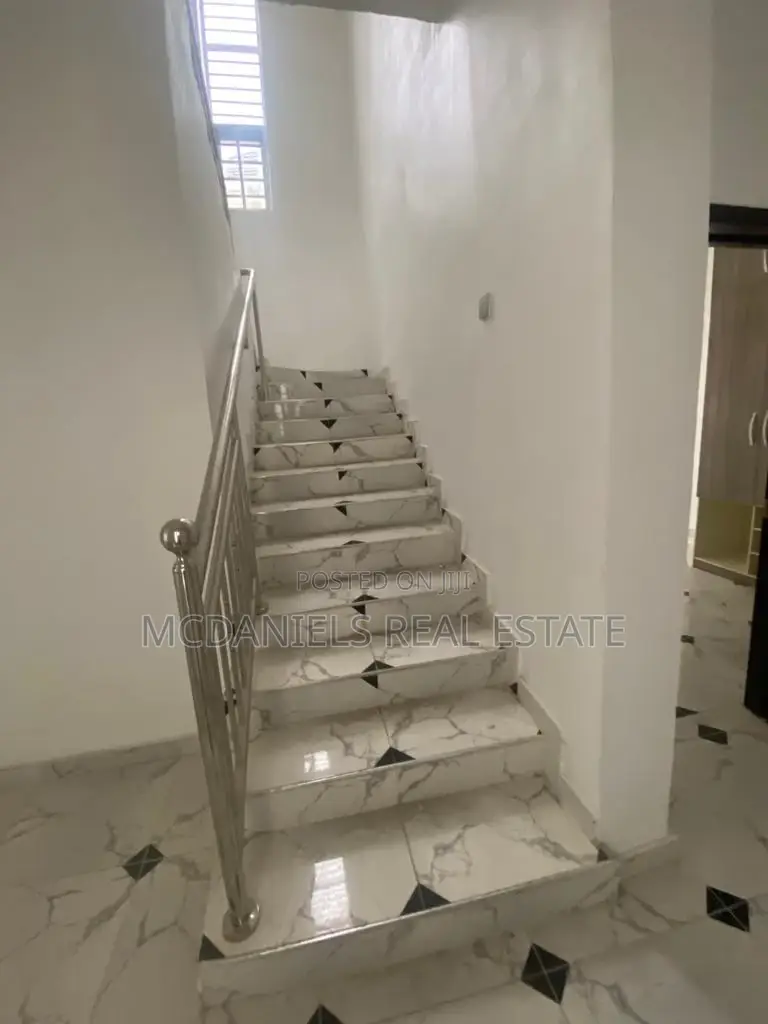 4bdrm Duplex in Chevron for sale in Chevron