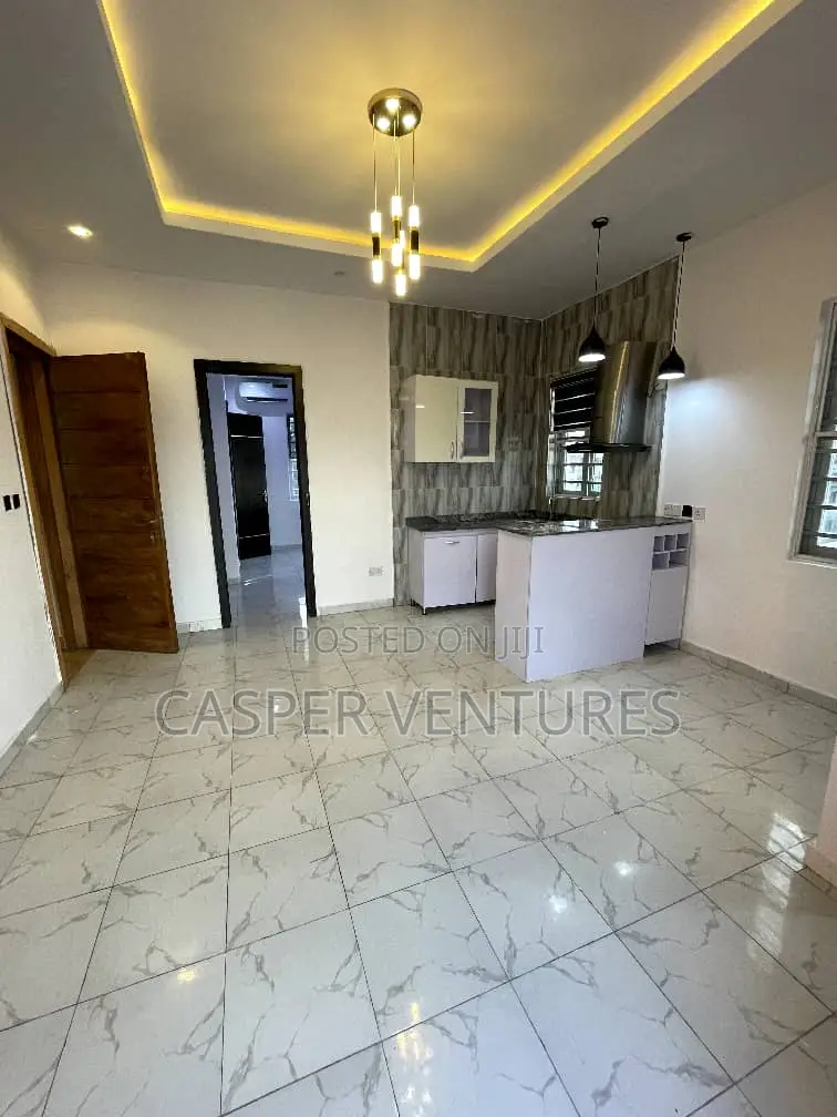 1bdrm Room & Parlour in Lekki, Chevron for rent in Chevron