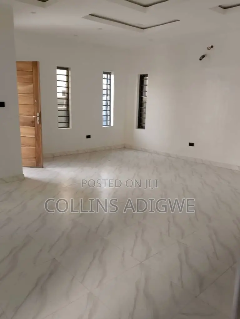 4bdrm Duplex in Orchid Road, Chevron for sale in Chevron