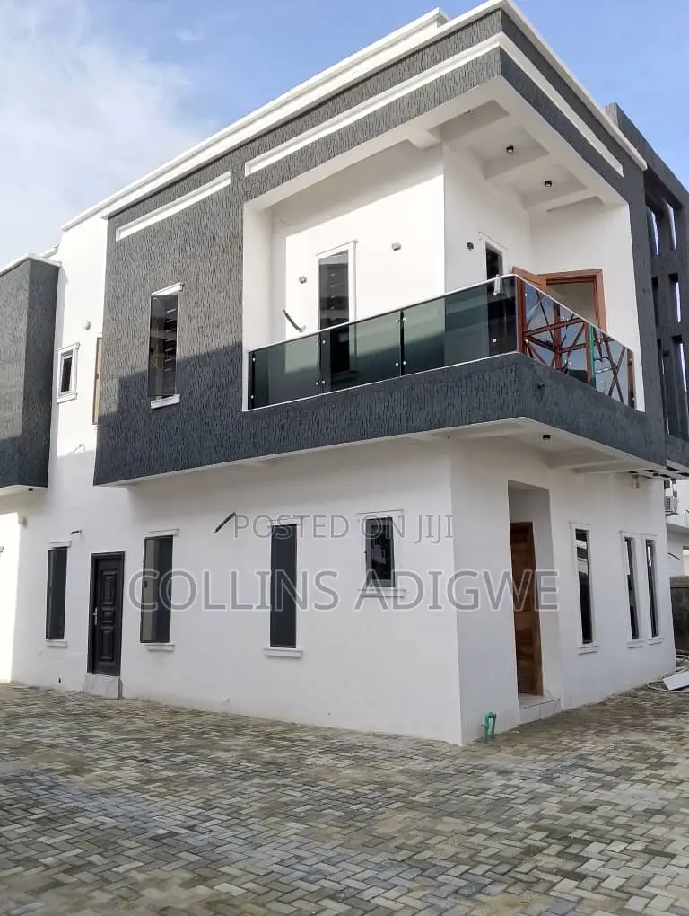 4bdrm Duplex in Orchid Road, Chevron for sale in Chevron