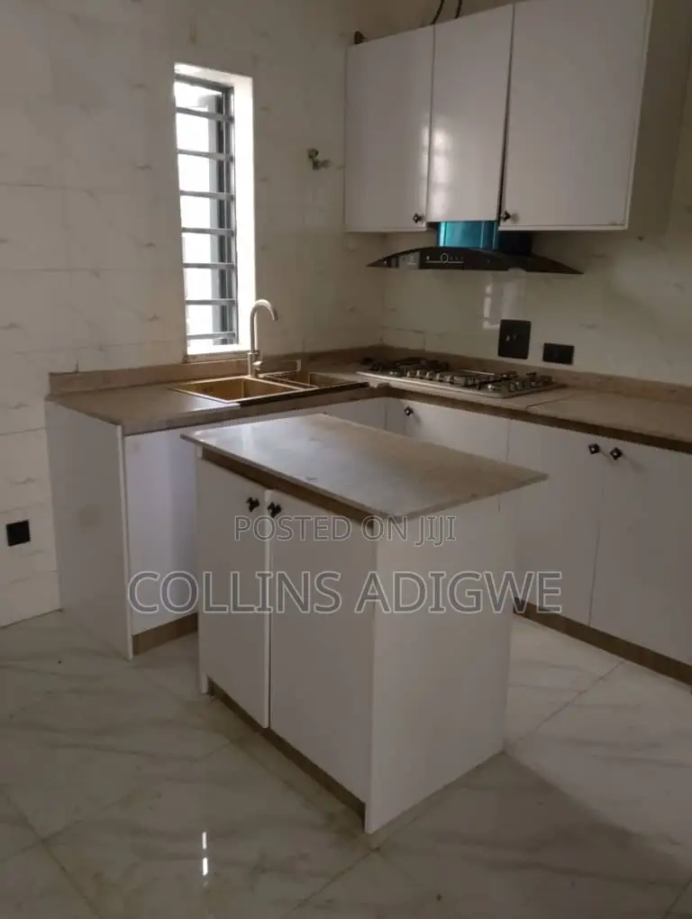 4bdrm Duplex in Orchid Road, Chevron for sale in Chevron