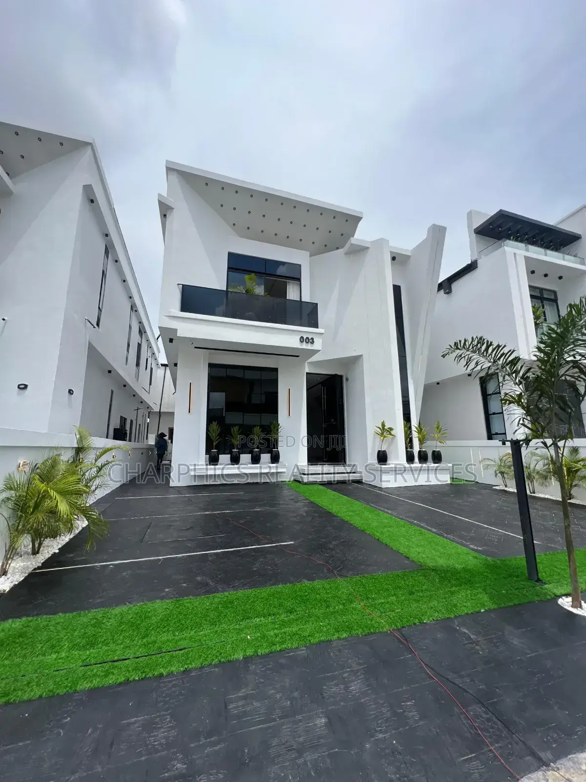 5bdrm Duplex in Chevron for sale in Chevron
