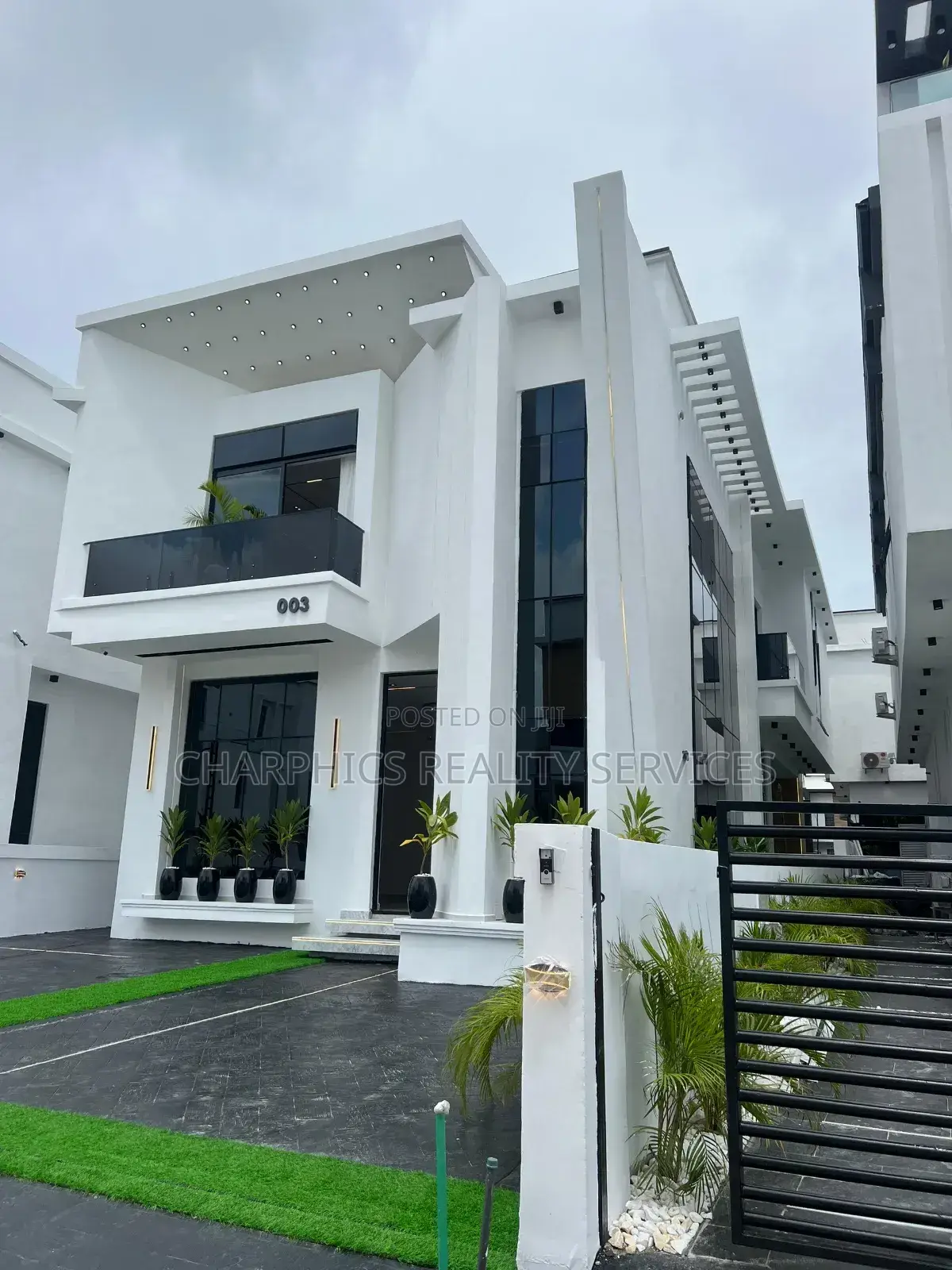 5bdrm Duplex in Chevron for sale in Chevron