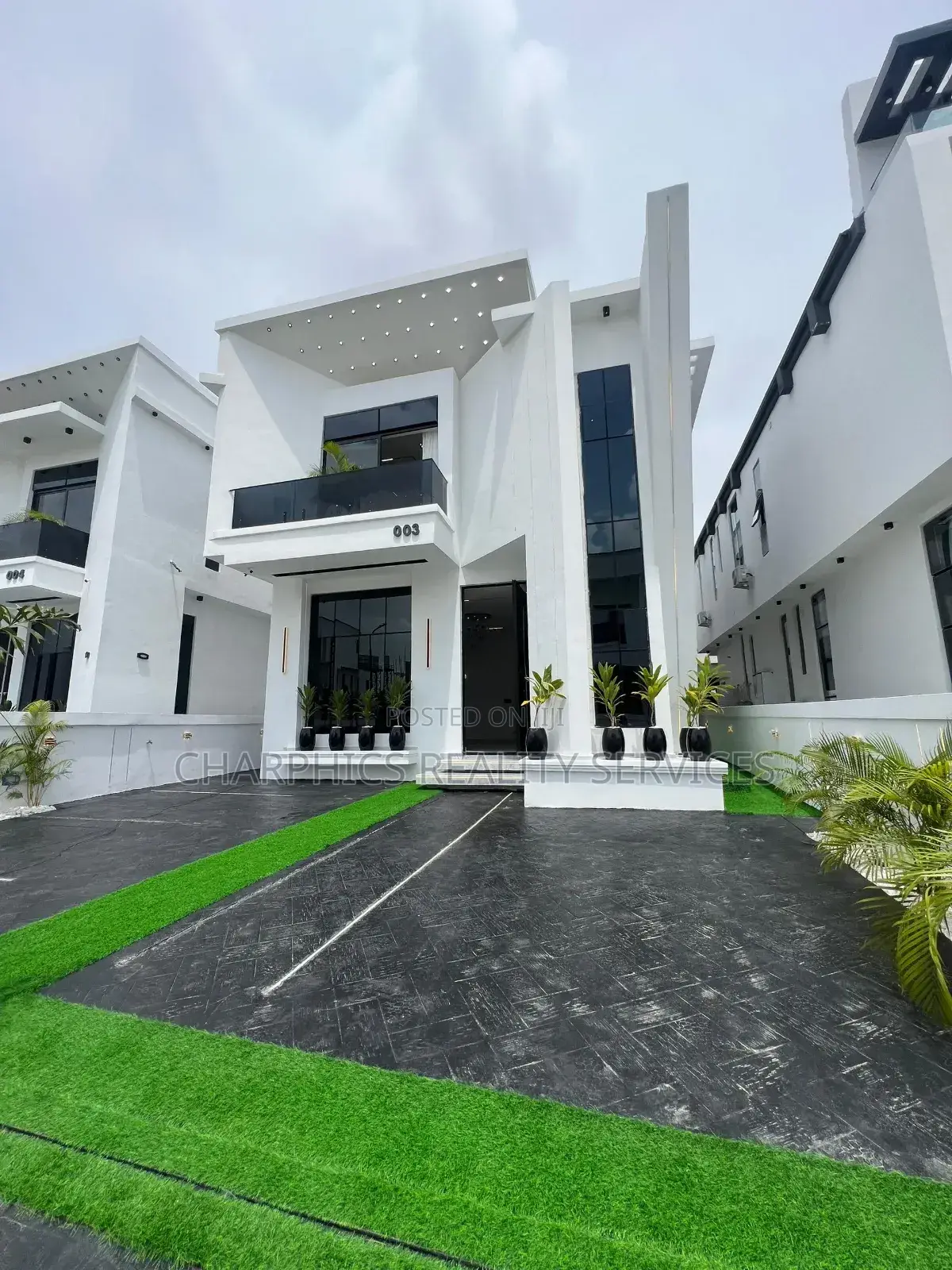 5bdrm Duplex in Chevron for sale in Chevron