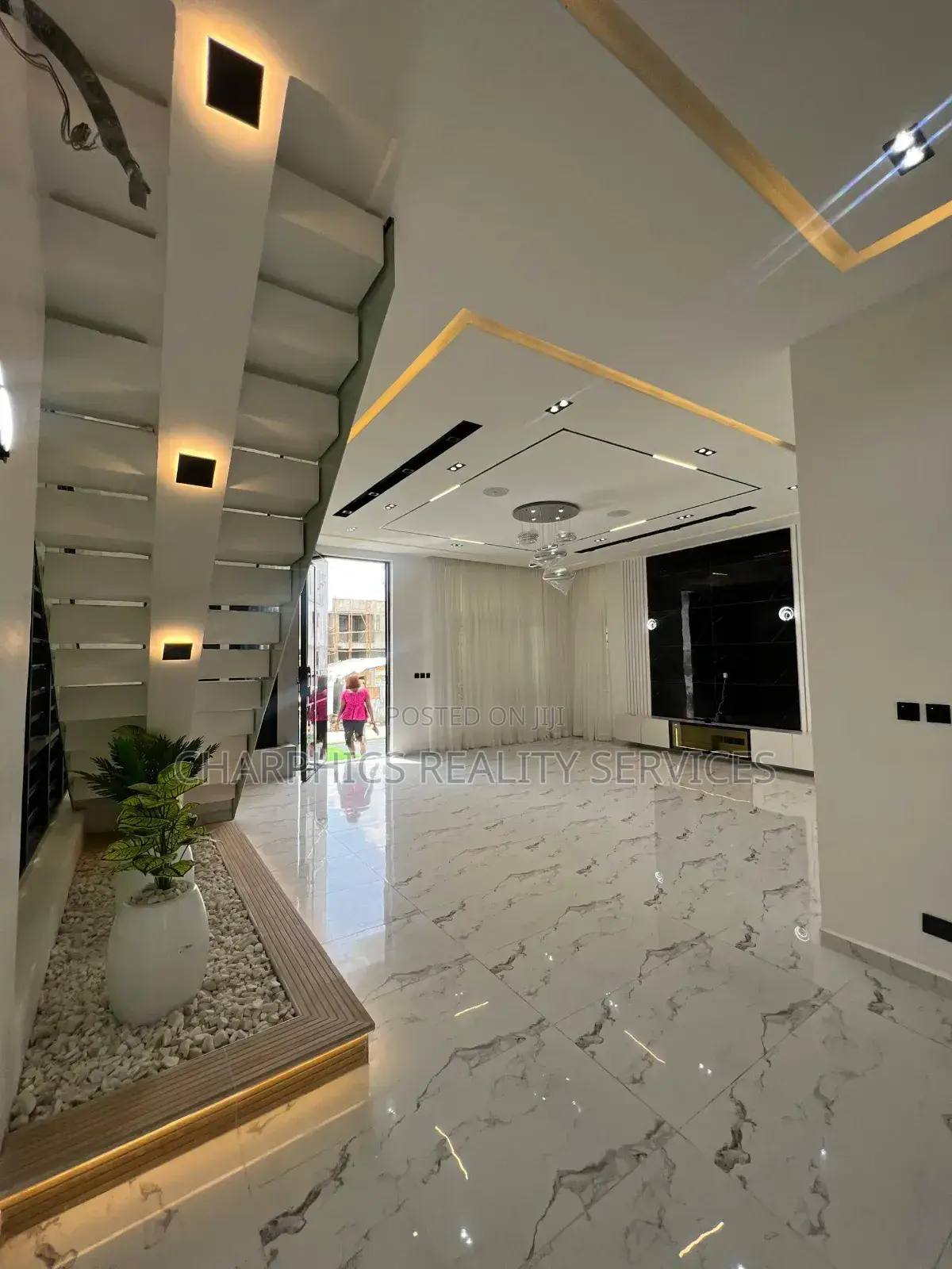 5bdrm Duplex in Chevron for sale in Chevron